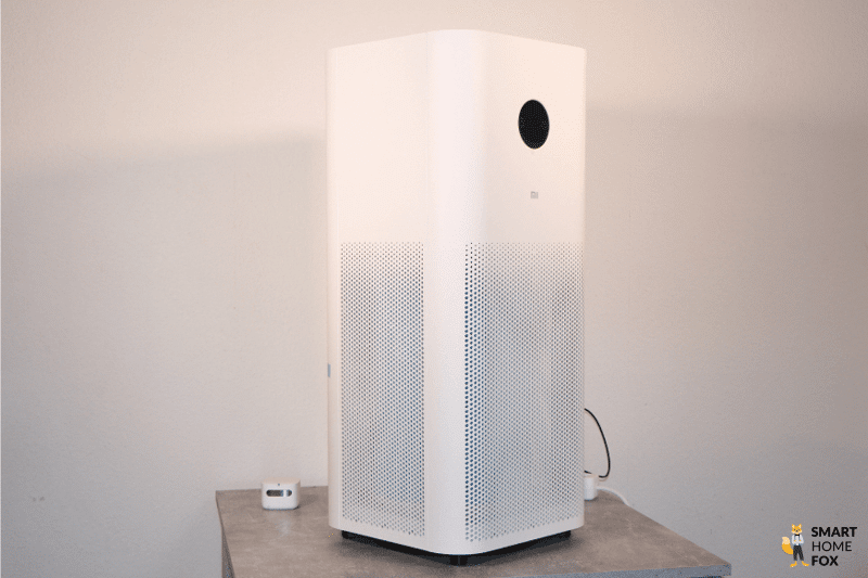 Der Xiaomi Mi Air Purifier Pro H Luftreiniger steht auf einem Tisch